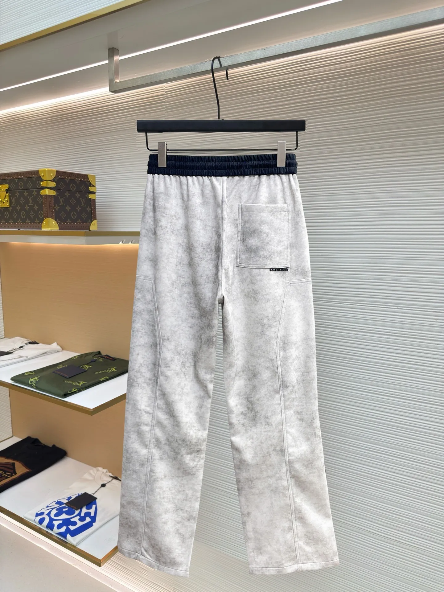Balenciaga 🆕2026 Autumn and Winter New Arrival Casual Pants! 🎁On sale simultaneously on the official website. Brand Classic LOGO casual pants, customized fabrics, excellent comfort and strong touch. Highly recognisable, perfect appearance and craftsmanship. Size:M-3XL